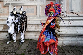 La parade des costumés du carnaval de Venise 2026 devant l'église de San Zaccaria.