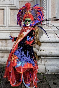 La parade des costumés du carnaval de Venise 2026 devant l'église de San Zaccaria.