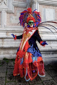 La parade des costumés du carnaval de Venise 2026 devant l'église de San Zaccaria.