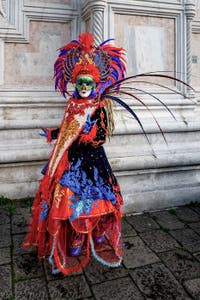 La parade des costumés du carnaval de Venise 2026 devant l'église de San Zaccaria.