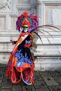 La parade des costumés du carnaval de Venise 2026 devant l'église de San Zaccaria.