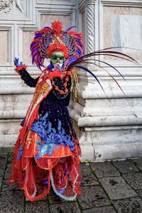 La parade des costumés du carnaval de Venise 2026 devant l'église de San Zaccaria.