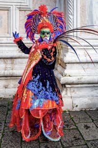 La parade des costumés du carnaval de Venise 2026 devant l'église de San Zaccaria.