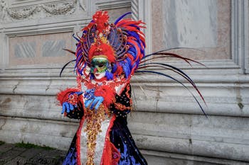 La parade des costumés du carnaval de Venise 2026 devant l'église de San Zaccaria.