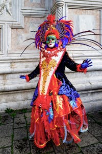 La parade des costumés du carnaval de Venise 2026 devant l'église de San Zaccaria.