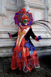 La parade des costumés du carnaval de Venise 2026 devant l'église de San Zaccaria.