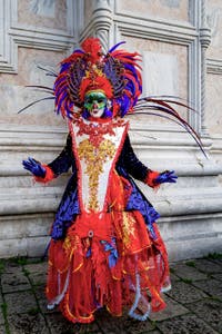 La parade des costumés du carnaval de Venise 2026 devant l'église de San Zaccaria.
