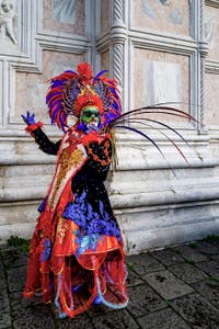 La parade des costumés du carnaval de Venise 2026 devant l'église de San Zaccaria.