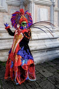 La parade des costumés du carnaval de Venise 2026 devant l'église de San Zaccaria.