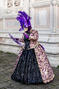 La parade des costumés du carnaval de Venise 2026 devant l'église de San Zaccaria.