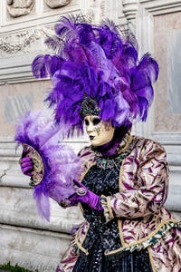 La parade des costumés du carnaval de Venise 2026 devant l'église de San Zaccaria.