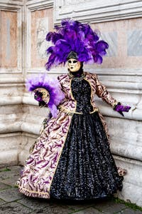 La parade des costumés du carnaval de Venise 2026 devant l'église de San Zaccaria.