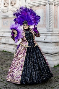 La parade des costumés du carnaval de Venise 2026 devant l'église de San Zaccaria.