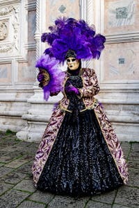 La parade des costumés du carnaval de Venise 2026 devant l'église de San Zaccaria.