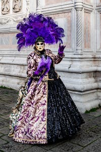 La parade des costumés du carnaval de Venise 2026 devant l'église de San Zaccaria.