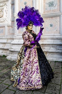 La parade des costumés du carnaval de Venise 2026 devant l'église de San Zaccaria.