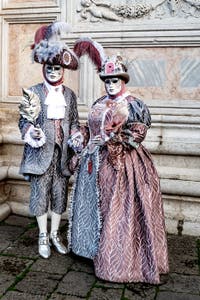 La parade des costumés du carnaval de Venise 2026 devant l'église de San Zaccaria.