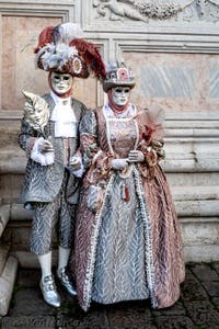 La parade des costumés du carnaval de Venise 2026 devant l'église de San Zaccaria.