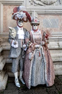 La parade des costumés du carnaval de Venise 2026 devant l'église de San Zaccaria.