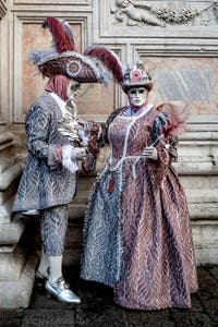 La parade des costumés du carnaval de Venise 2026 devant l'église de San Zaccaria.