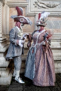 La parade des costumés du carnaval de Venise 2026 devant l'église de San Zaccaria.