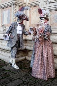 La parade des costumés du carnaval de Venise 2026 devant l'église de San Zaccaria.