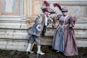 La parade des costumés du carnaval de Venise 2026 devant l'église de San Zaccaria.