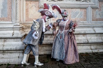 La parade des costumés du carnaval de Venise 2026 devant l'église de San Zaccaria.