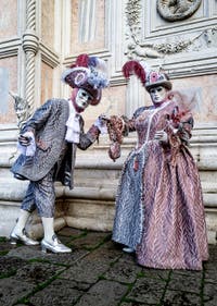 La parade des costumés du carnaval de Venise 2026 devant l'église de San Zaccaria.