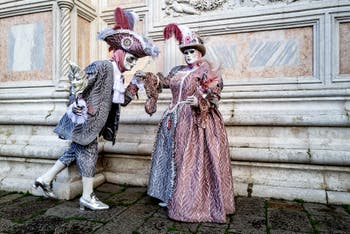La parade des costumés du carnaval de Venise 2026 devant l'église de San Zaccaria.