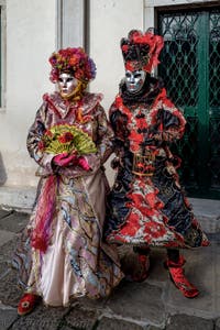 La parade des costumés du carnaval de Venise 2026 devant l'église de San Zaccaria.