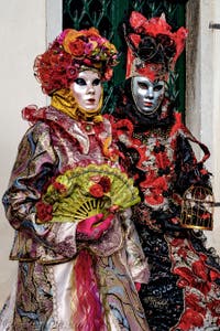 La parade des costumés du carnaval de Venise 2026 devant l'église de San Zaccaria.