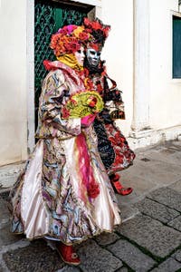 La parade des costumés du carnaval de Venise 2026 devant l'église de San Zaccaria.