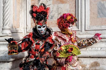 La parade des costumés du carnaval de Venise 2026 devant l'église de San Zaccaria.
