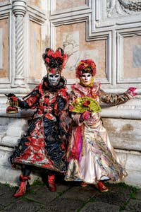 La parade des costumés du carnaval de Venise 2026 devant l'église de San Zaccaria.