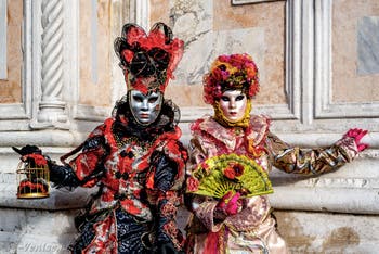 La parade des costumés du carnaval de Venise 2026 devant l'église de San Zaccaria.