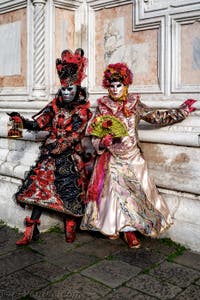La parade des costumés du carnaval de Venise 2026 devant l'église de San Zaccaria.