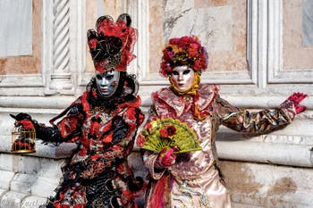 La parade des costumés du carnaval de Venise 2026 devant l'église de San Zaccaria.