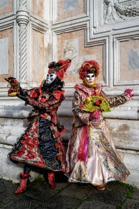 La parade des costumés du carnaval de Venise 2026 devant l'église de San Zaccaria.