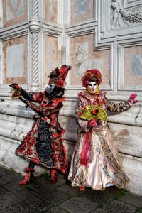 La parade des costumés du carnaval de Venise 2026 devant l'église de San Zaccaria.