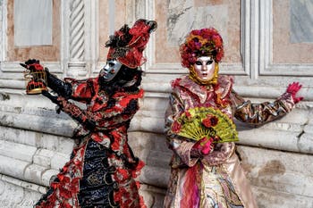 La parade des costumés du carnaval de Venise 2026 devant l'église de San Zaccaria.