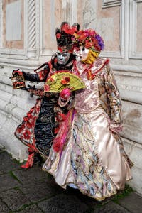 La parade des costumés du carnaval de Venise 2026 devant l'église de San Zaccaria.