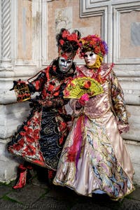 La parade des costumés du carnaval de Venise 2026 devant l'église de San Zaccaria.
