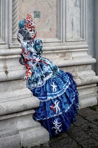 La parade des costumés du carnaval de Venise 2026 devant l'église de San Zaccaria.