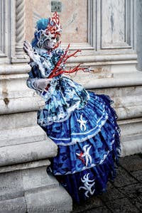 La parade des costumés du carnaval de Venise 2026 devant l'église de San Zaccaria.