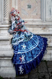 La parade des costumés du carnaval de Venise 2026 devant l'église de San Zaccaria.