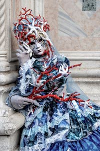 La parade des costumés du carnaval de Venise 2026 devant l'église de San Zaccaria.