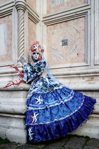La parade des costumés du carnaval de Venise 2026 devant l'église de San Zaccaria.