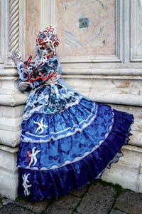 La parade des costumés du carnaval de Venise 2026 devant l'église de San Zaccaria.