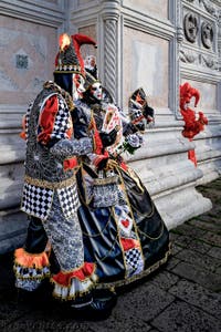 La parade des costumés du carnaval de Venise 2026 devant l'église de San Zaccaria.